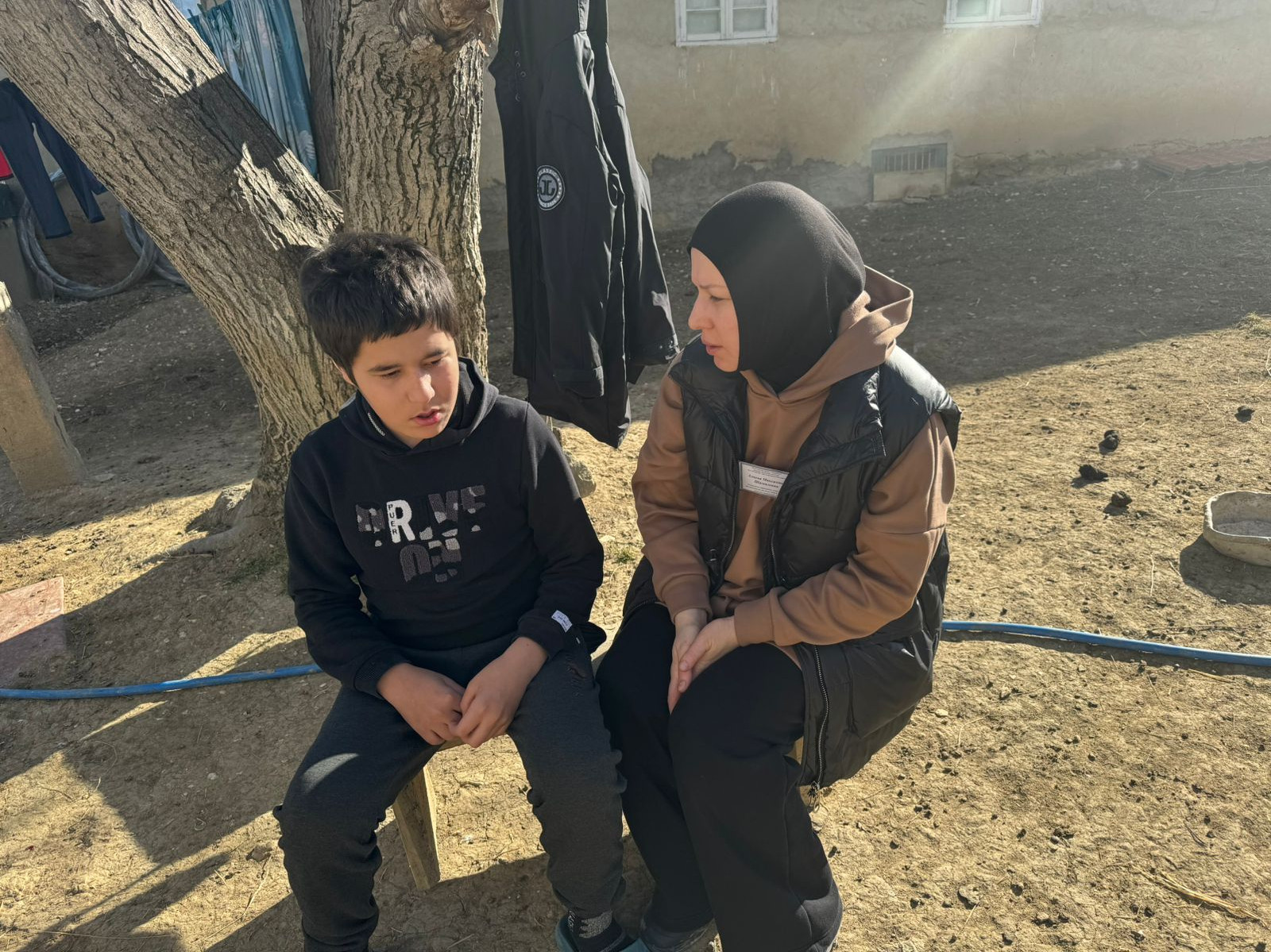 В рабочий день специалиста по работе семьёй и детьми Алиевой Максалины входит посещение своих подопечных, оказывание педагогических услуг и организация досуга для детей.